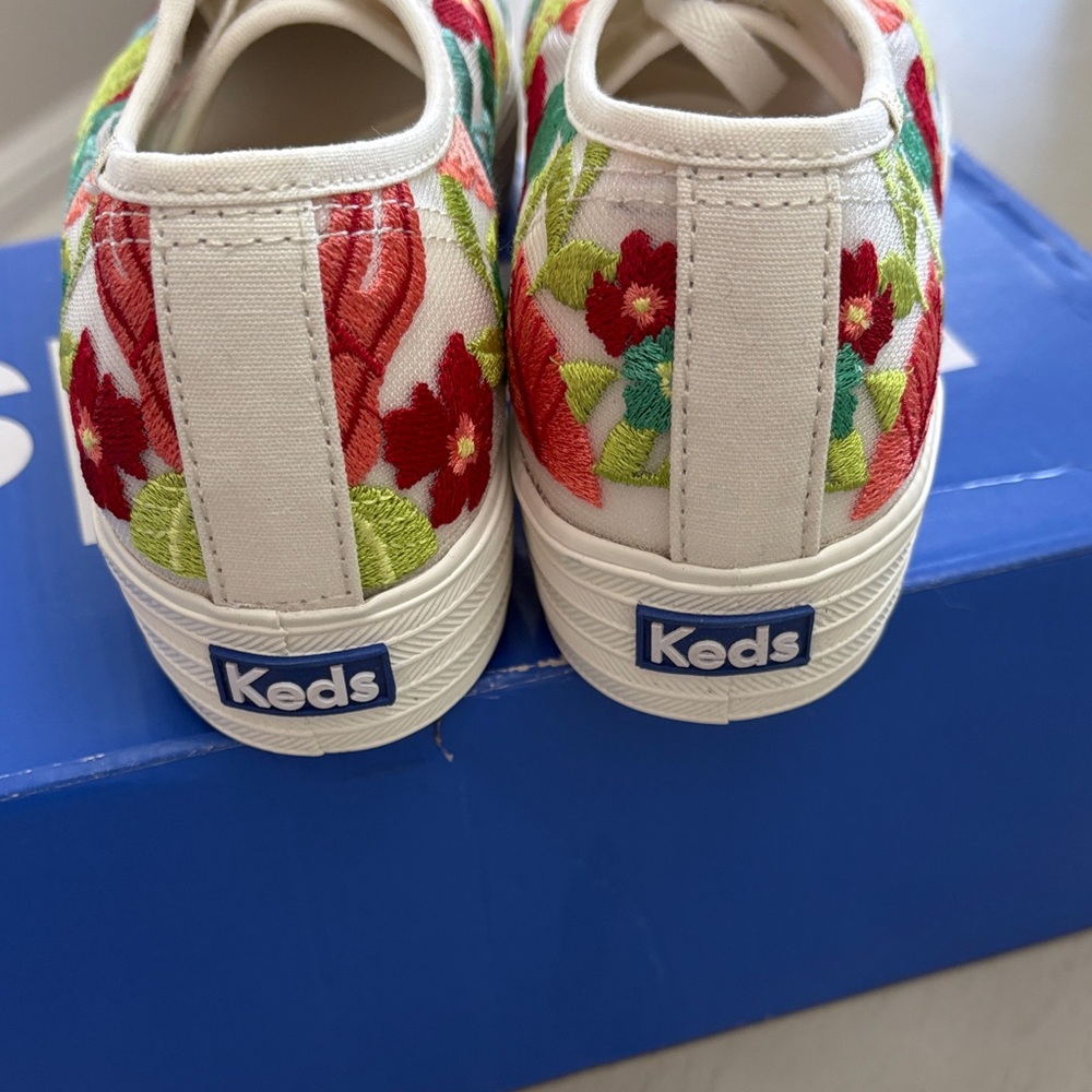 Keds Triple Kick NIB embroidered tropical floral sneakers. SO GORGEOUS - Picture 6 of 8